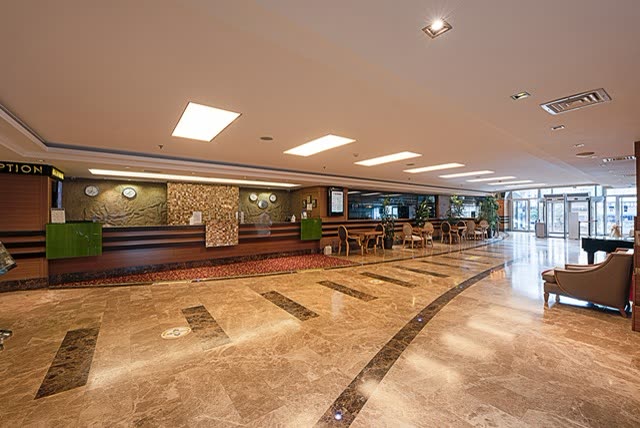 Otel lobisi ve resepsiyon
